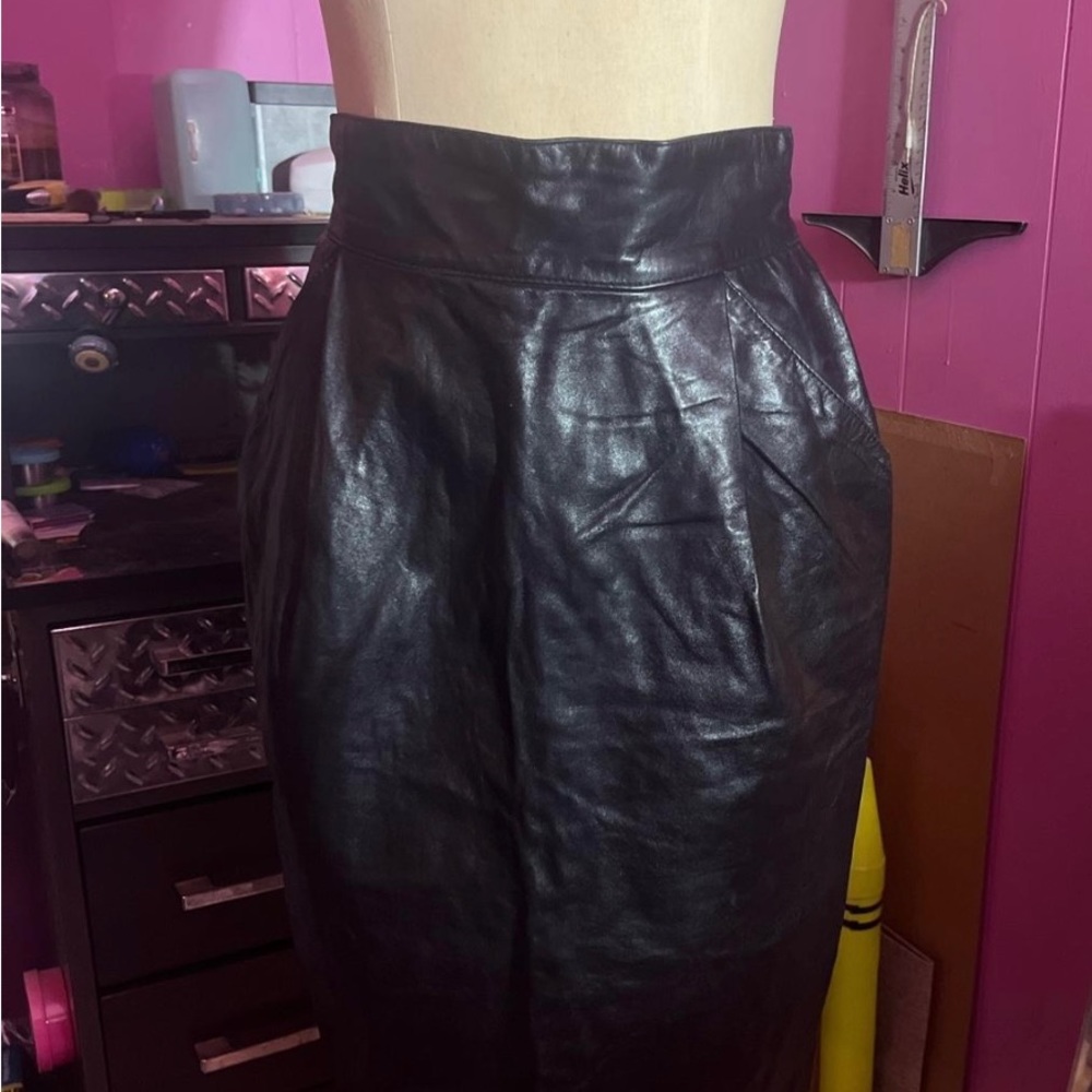 Black pencil lesther skirt